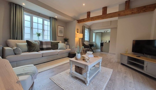 Luxury Suffolk Studio, Private Courtyard, Patio & Free Parking, Near Eye