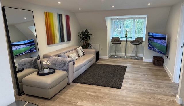 Luxury Wallingford Apartment | Parking | Workspace