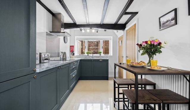 Market Bosworth 4BR · Sleeps 8 · Smart TV · Bckyrd