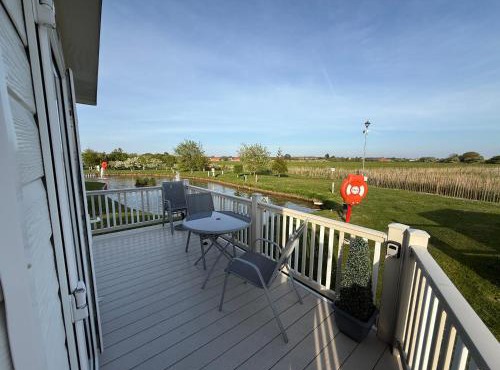 Meadow Lakes 10 - Golden Palm Resort - overlooking fishing lake - wifi, bed linen - Meadow Lakes Caravan & Lodge Hire