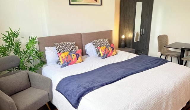 Metro Studios-Stylish Studios,Parking,Wifi,Special long stay deals, Contractors,NHS staff,Relocators,Leisure travellers, nr Sandwell hospital
