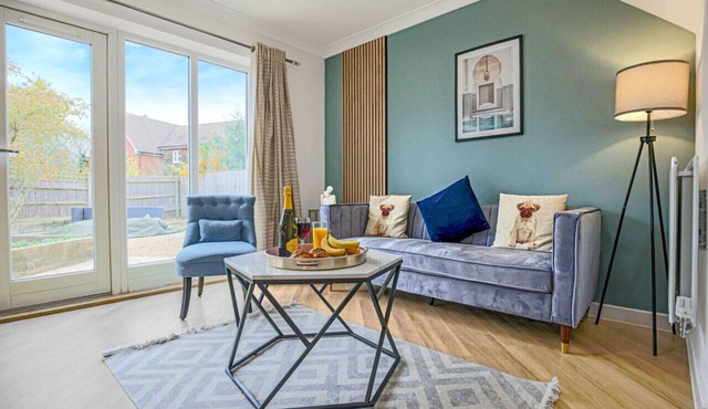 Middleton House Sleeps 6 Free Parking Garden Work Desk Fast WiFi