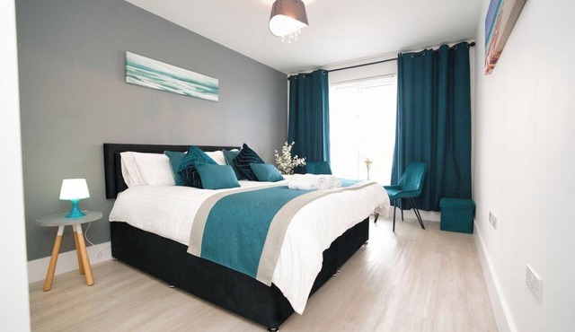 Milton Keynes 6 large beds Contractor Free Parking