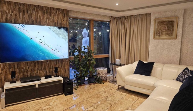 Minutes from tube, exclusive central london location. Huge garden and spacious