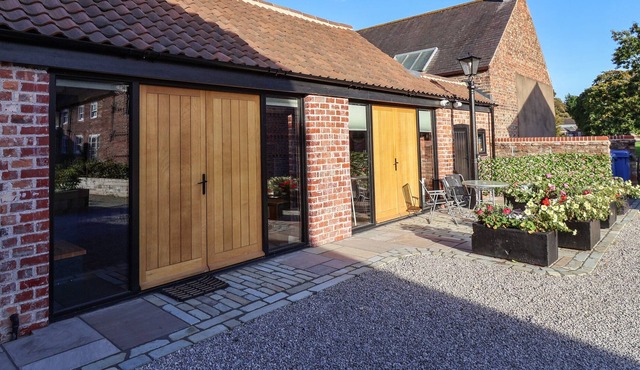 MODEL FARM CART SHED, romantic, character holiday cottage in York