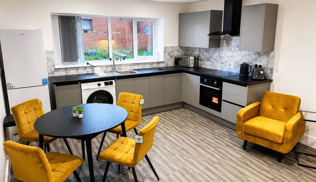 Modern 2-Bed Flat Near Donington & Airport