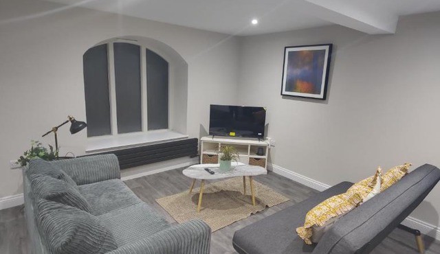 Modern 2-Bed Ground Floor Flat Near A11 & Forest