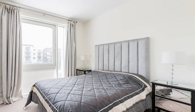 *Modern 2 Bedroom 2 Bath Apartment- Riverside Location*