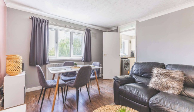 Modern 2BDR Flat w Parking Near Heathrow and Tube