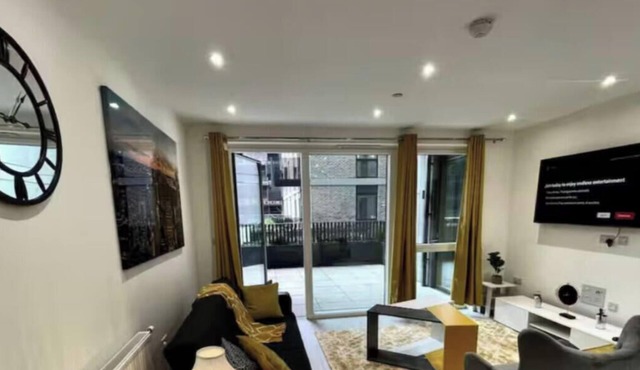 Modern 2BR Apartment with Balcony & Secure Parking in Greater London