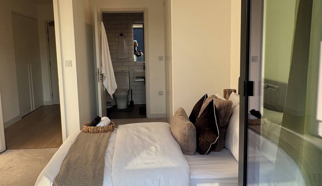 Modern 2BR Apartment near ExCeL, O2 & Canary Wharf