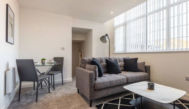 Modern 2BR Apt in Central Hull, Walk to Station