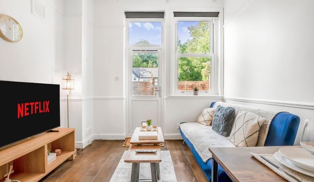 Modern 2BR Flat-Terrace-Free Parking-Rail Station