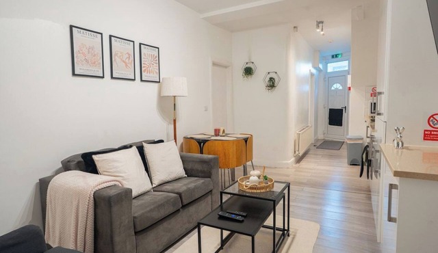 Modern 3 Bed 3 Bath Flat | Parking | Edgware