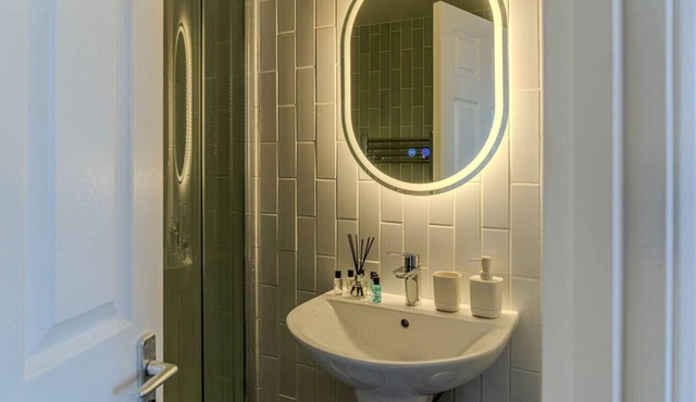 Modern 3-Bed Home Minutes from Westfield & Station