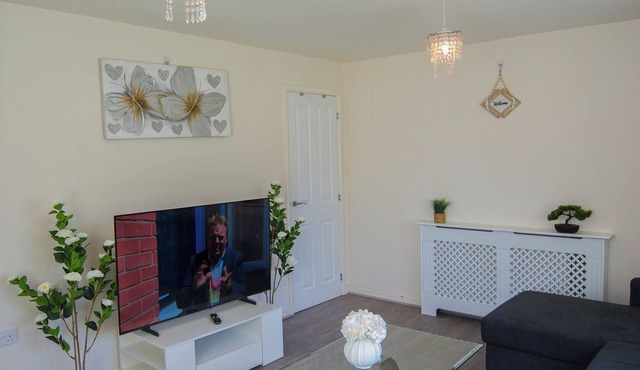 Modern 3-Bed House Leeds | Sleeps 7 | Free Parking | Contractor Friendly | Wi-Fi