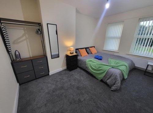 Modern 3-Bed House With Private Parking