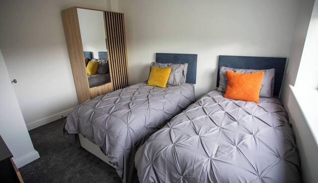 Modern 3-bedroom apartment with WiFi in Newsome- sleeps 6 !