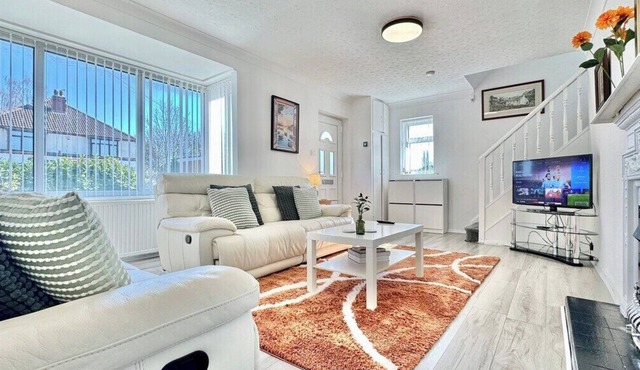Modern 3 Bedroom Home | 4 Beds | Private Parking