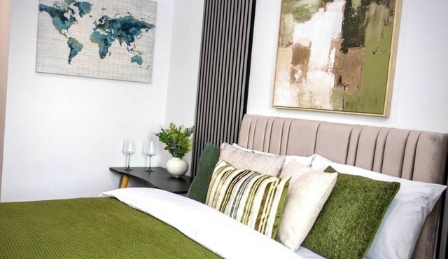 Modern 3BR Flat for 8 Near City Centre