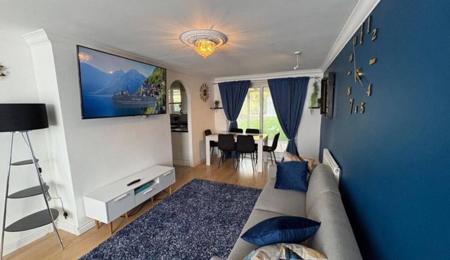 Modern 3BR Home with Free Parking | Sleeps 6 | Family & Business Friendly in Bracknell