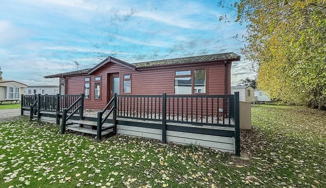 Modern 4 berth lodge with decking at Manor Park in Hunstanton ref 23024W