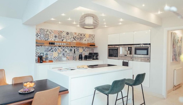 Modern 4-Bedroom Family House, Free Parking Included