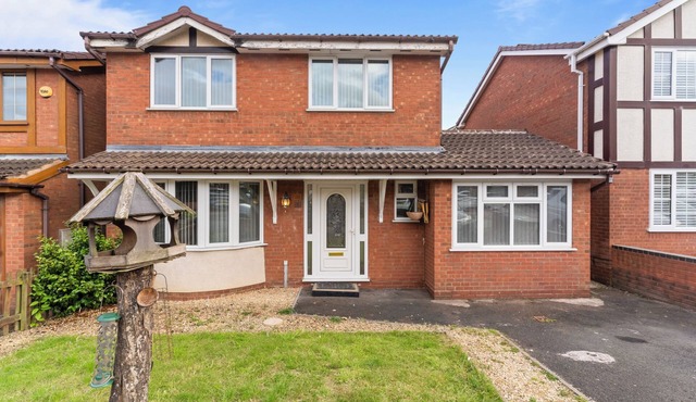 Modern 5 Bed Fully Detached Guest House (with parking)