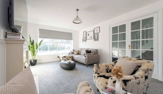 Modern 5BR * Game Room * Free Parking * Sleeps 10