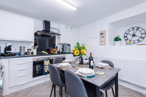 Modern 6 Bed House with Ensuites by 53 Degrees Property, Perfect for Business and Groups