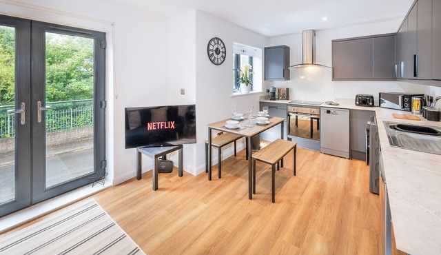 Modern and charming 2-bedroom apartment located in the heart of Shirley, just minutes from Southampton City Centre. Surrounded by top restaurants, cafés, bars, and local attractions. Ideal for weekend breaks, business trips, staycations.