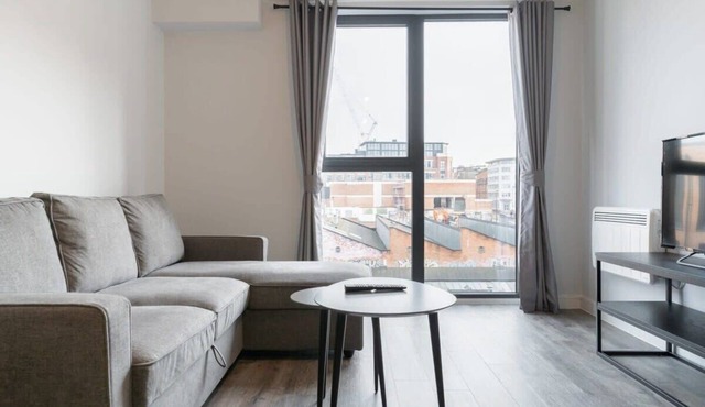 Modern Apartment with City Views in Birmingham