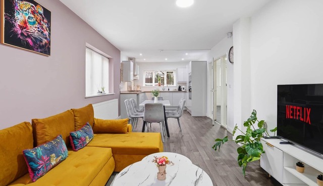 Modern Ensuite Home with Drive and easy M6 Access