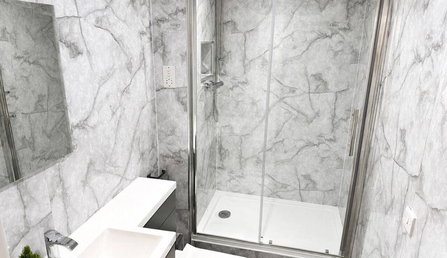 Modern Flat Close to EMA Airport 3