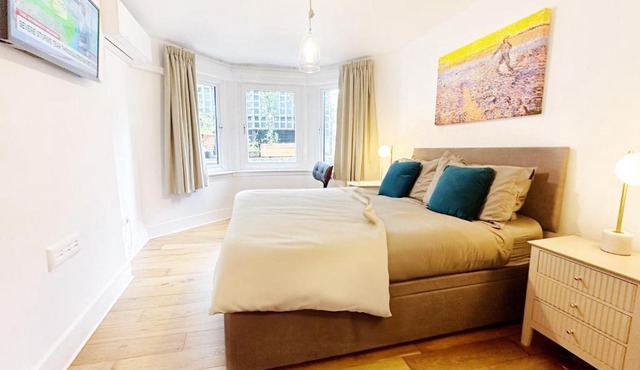 Modern flat with KING bed, garden & outdoor dining