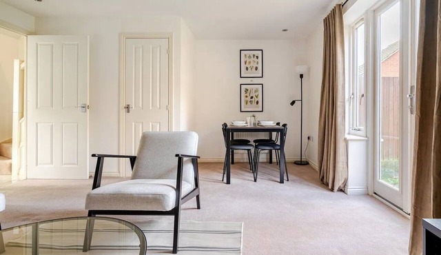 Modern Hideaway w/Studio Space