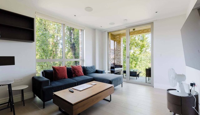 Modern Parkside Flat with Balcony in Kilburn