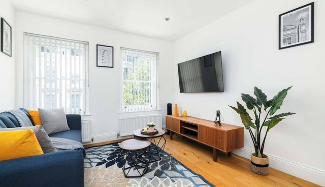 Modern Shoreditch Apartment with Balcony Sleeps 4
