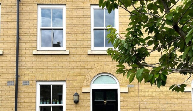 Modern & Spacious 2 bed House near Station