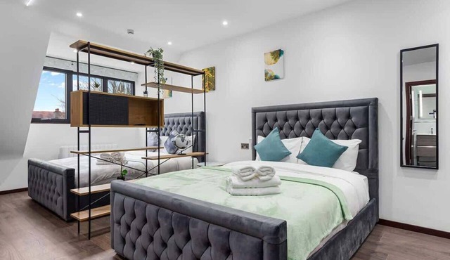Modern Spacious Suite Sleeps 4 in Central London