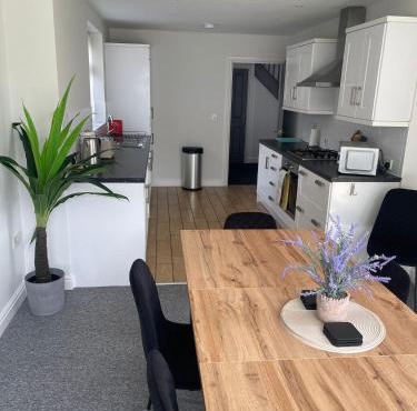 Modern spacious private detached house