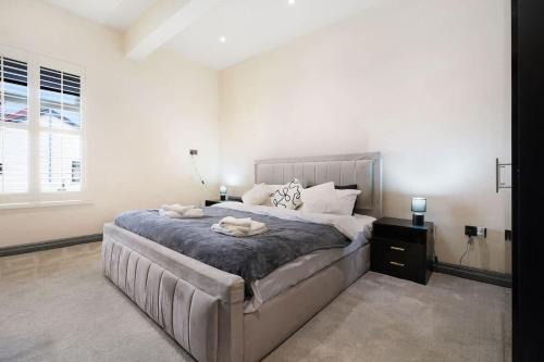 Modern Stay with Luxury Bath and Near Transport Links