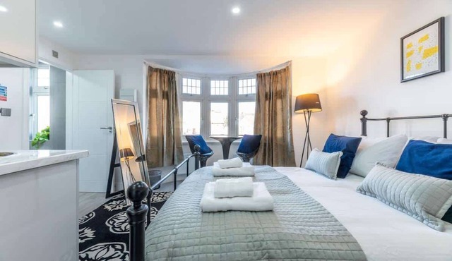 Modern Studio Close to London, EV Charger
