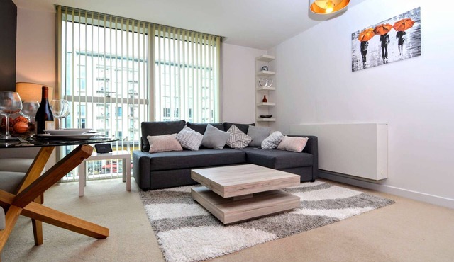 Modern, stylish city centre apartment near train station