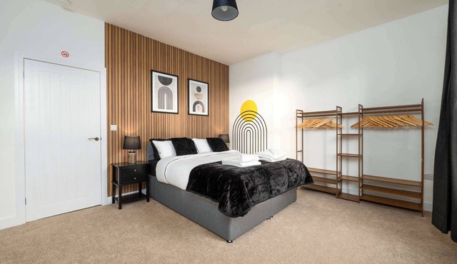 Monks Quarters-Luxe 3 Bed, Private Parking x2 Cars