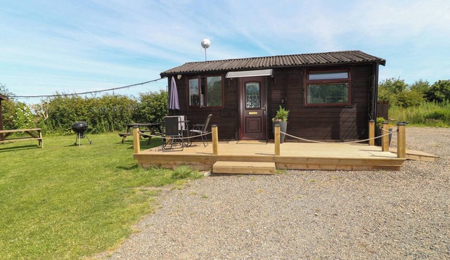 MOORHEN LODGE, pet friendly, with a garden in Market Rasen