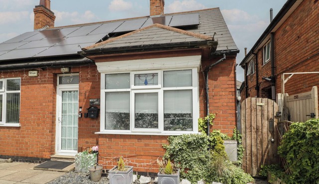 MOUNT JOY, pet friendly, with a garden in Leicester