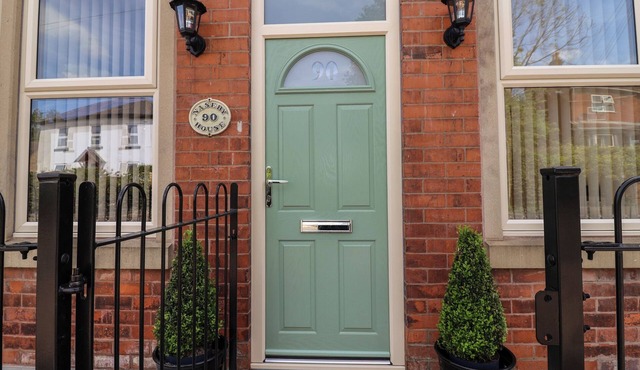 NASEBY HOUSE, pet friendly, with a garden in Alfreton
