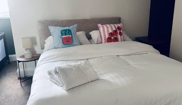 Newly Refreshed Cottage | New King Bed | Free Parking | WiFi
