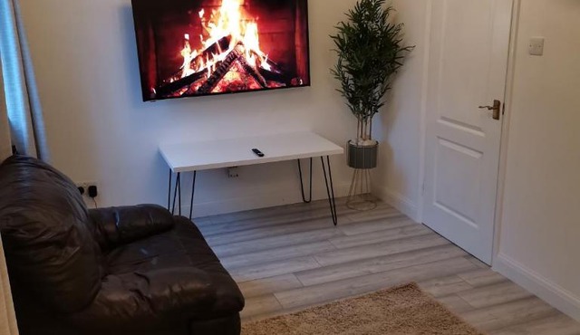 Newly Renovated Cosy 1 bed flat, 4 minutes walk to Town Centre, 3 minutes walk to the train station, Free parking, Modern, fresh and spacious living room, Netflix ready smart TV, Wifi